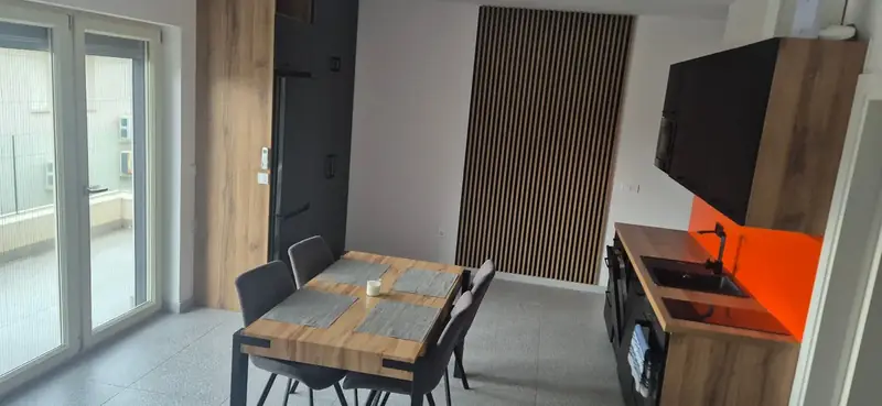 Jídelní stůl u prosklených dveří na balkon