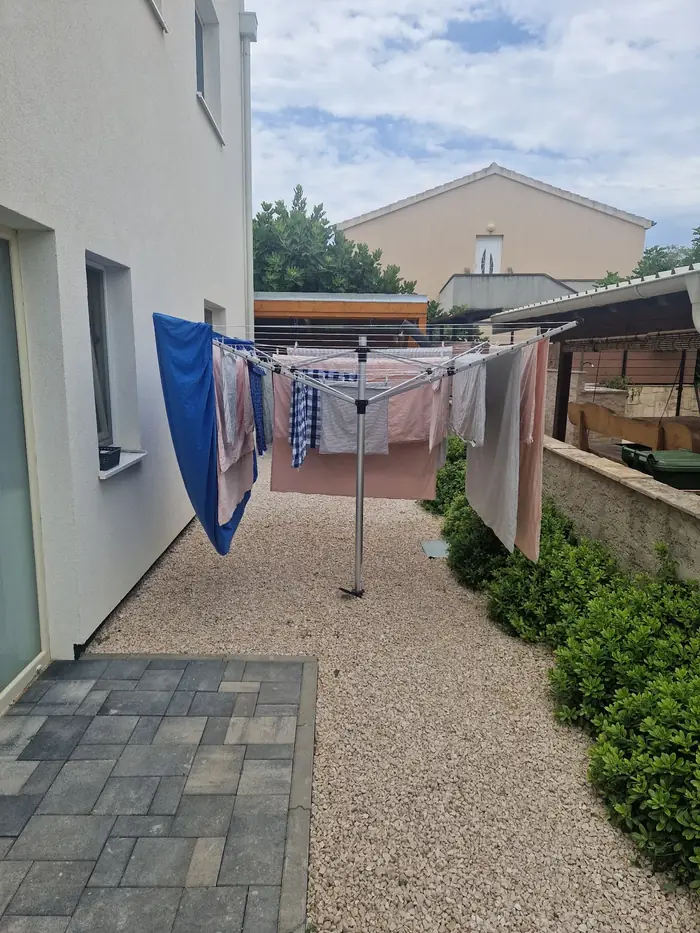 Sušák na prádlo na zahradě za domem