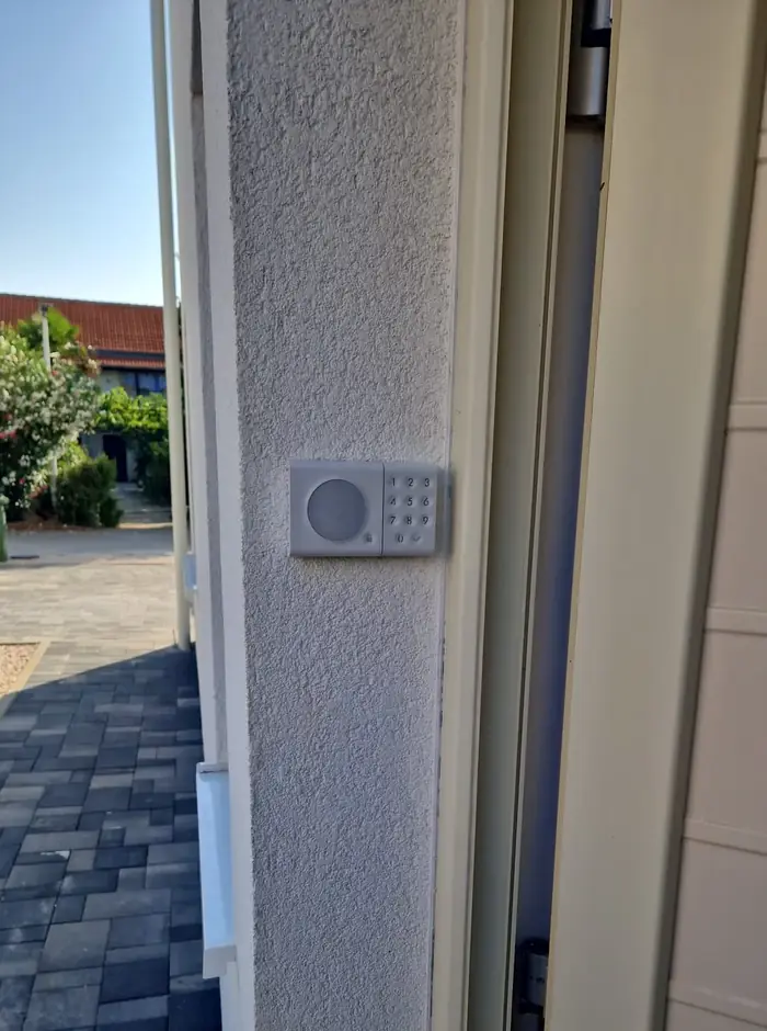 Klávesnice na kód vedle vchodových dveří