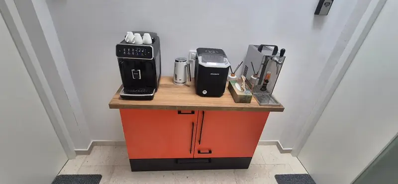 Oranžový bar s kávovarem, ledovačem a výčepem na schodišti