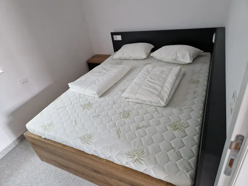 Samostatná ložnice s manželskou postelí