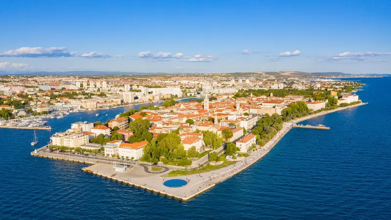 Letecký pohled na staré město Zadar s Pozdravem Slunci a mořskými varhanami